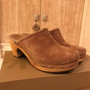 LIKE NEW - UGG Clogs with Sherpa Lining